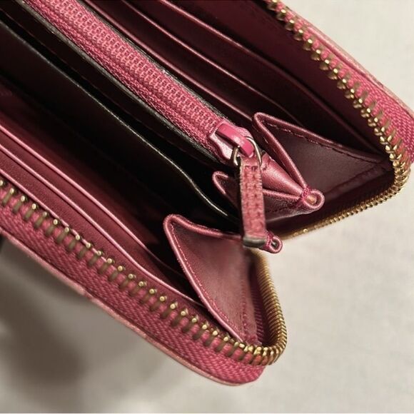 Authentic Gucci GG Signature Continental Pink
Leather Zip Around Wallet - Picture 6 of 16